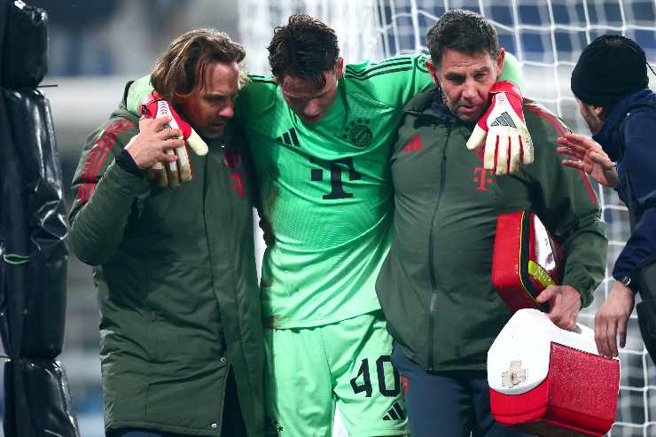 Jonas Urbig esce infortunato dal campo durante Atalanta-Bayern