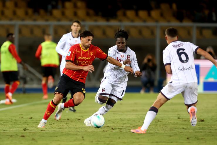 Rowe in azione contro il Lecce
