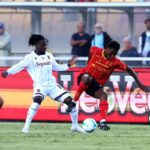 Rowe in azione contro il Lecce