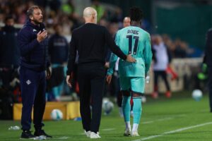 Rowe all'uscita dal campo