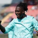 Rowe esulta dopo il gol