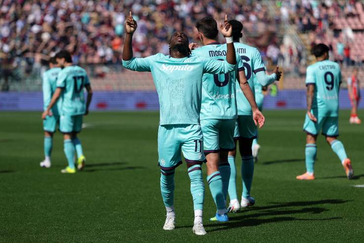 Il Bologna esulta dopo il gol