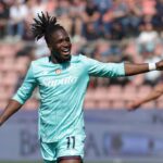 Rowe esulta dopo il gol