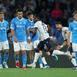 Rowe esulta dopo il gol