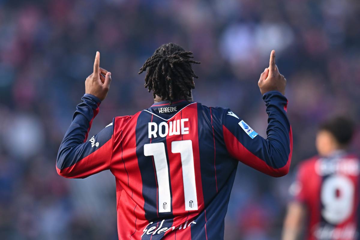 Bologna, Rowe: “Il mio obiettivo è arrivare a giocare in un top club di Premier. De Zerbi? Mai visto niente di simile. Sulla rissa con Rabiot…”