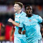 Rowe esulta dopo il gol