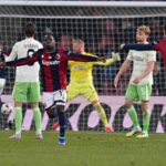 Rowe esulta dopo il gol