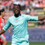 Rowe esulta dopo un gol