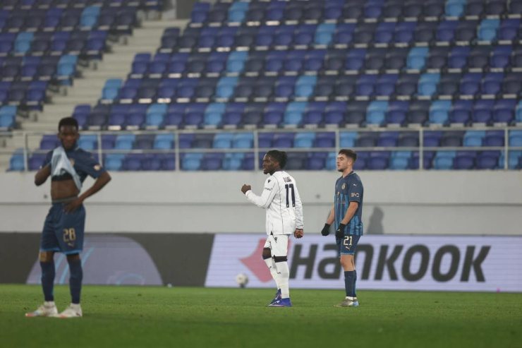 Rowe esulta dopo il gol