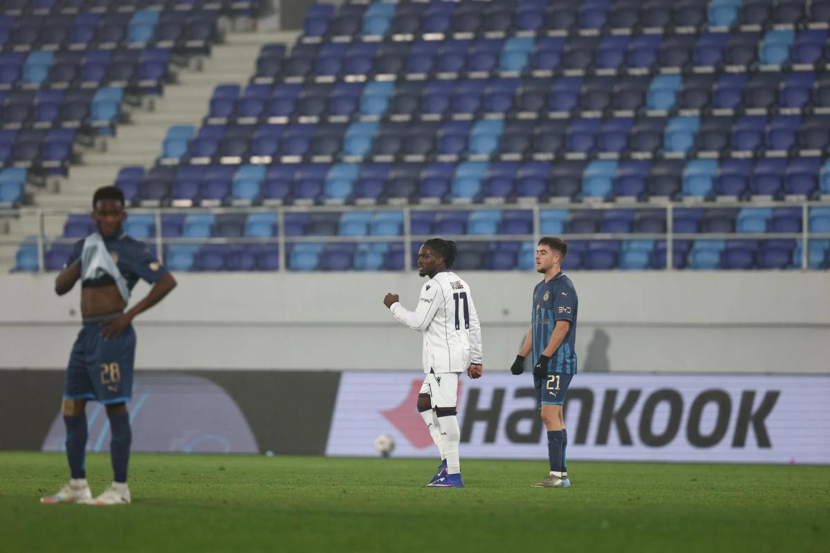 Rowe esulta dopo il gol