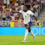 Jonathan Rowe esulta dopo il gol con l’Inghilterra U21