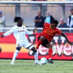Jonathan Rowe a contrasto con Kouassi durante Lecce-Bologna