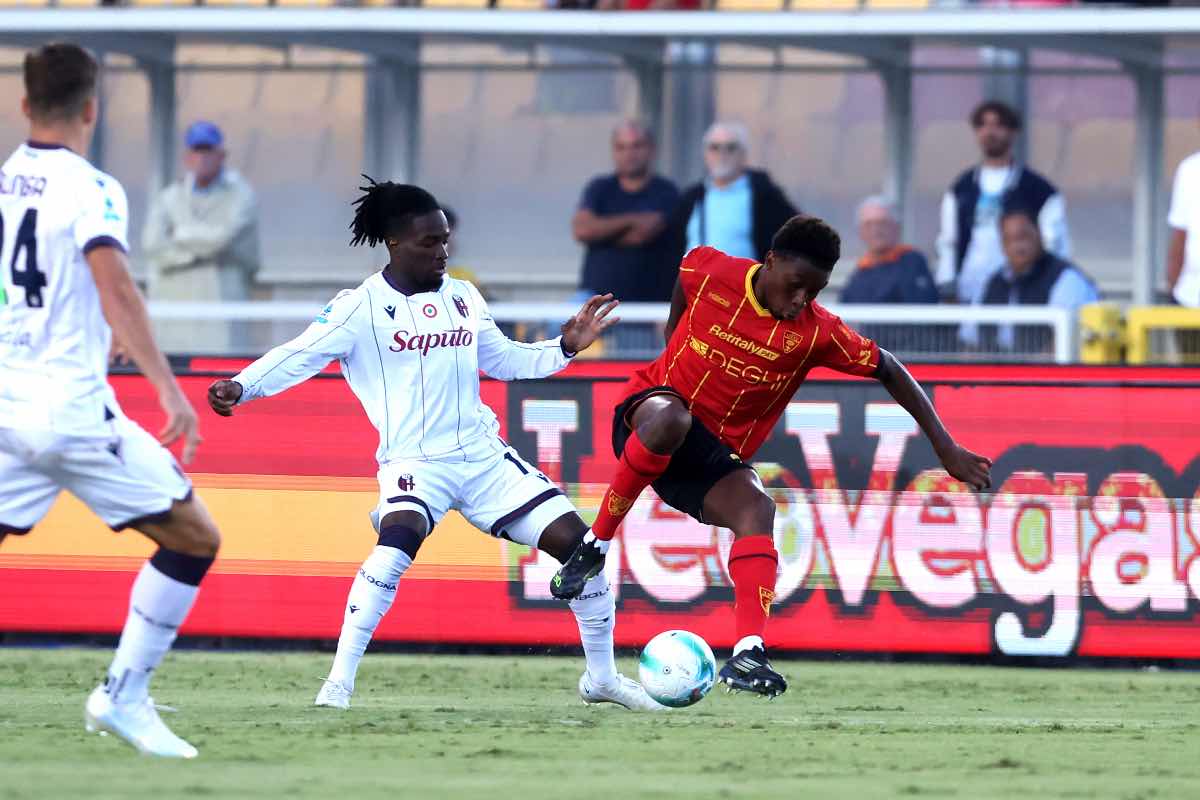 Jonathan Rowe a contrasto con Kouassi durante Lecce-Bologna