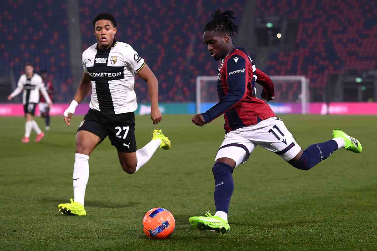 Jonathan Rowe intento a crossare durante Bologna-Parma