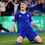 Jordan James esulta dopo il gol in Leicester-Wrexham
