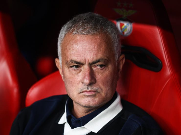 Mourinho seduto in panchina