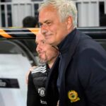 Mourinho sorridente in primo piano