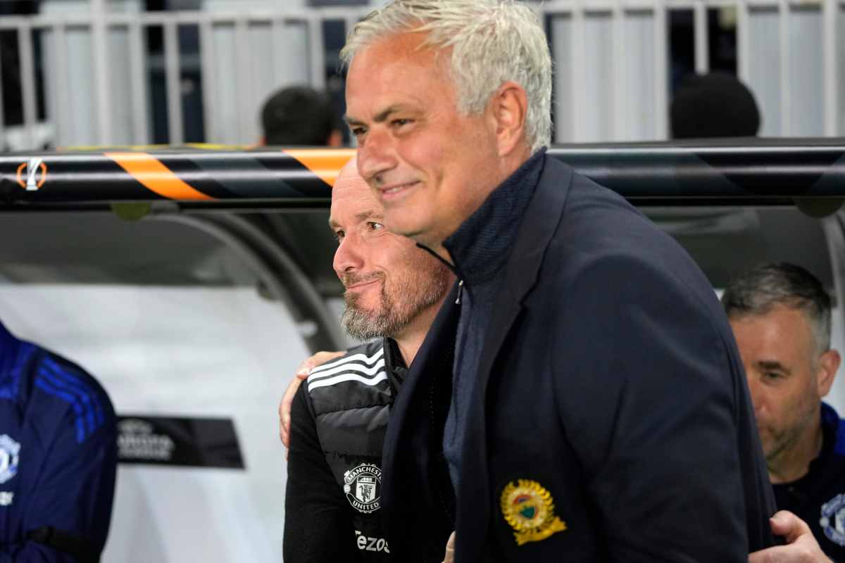 Mourinho sorridente in primo piano