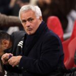 José Mourinho sulla panchina del Benfica durante la sfida di Champions League contro l’Ajax
