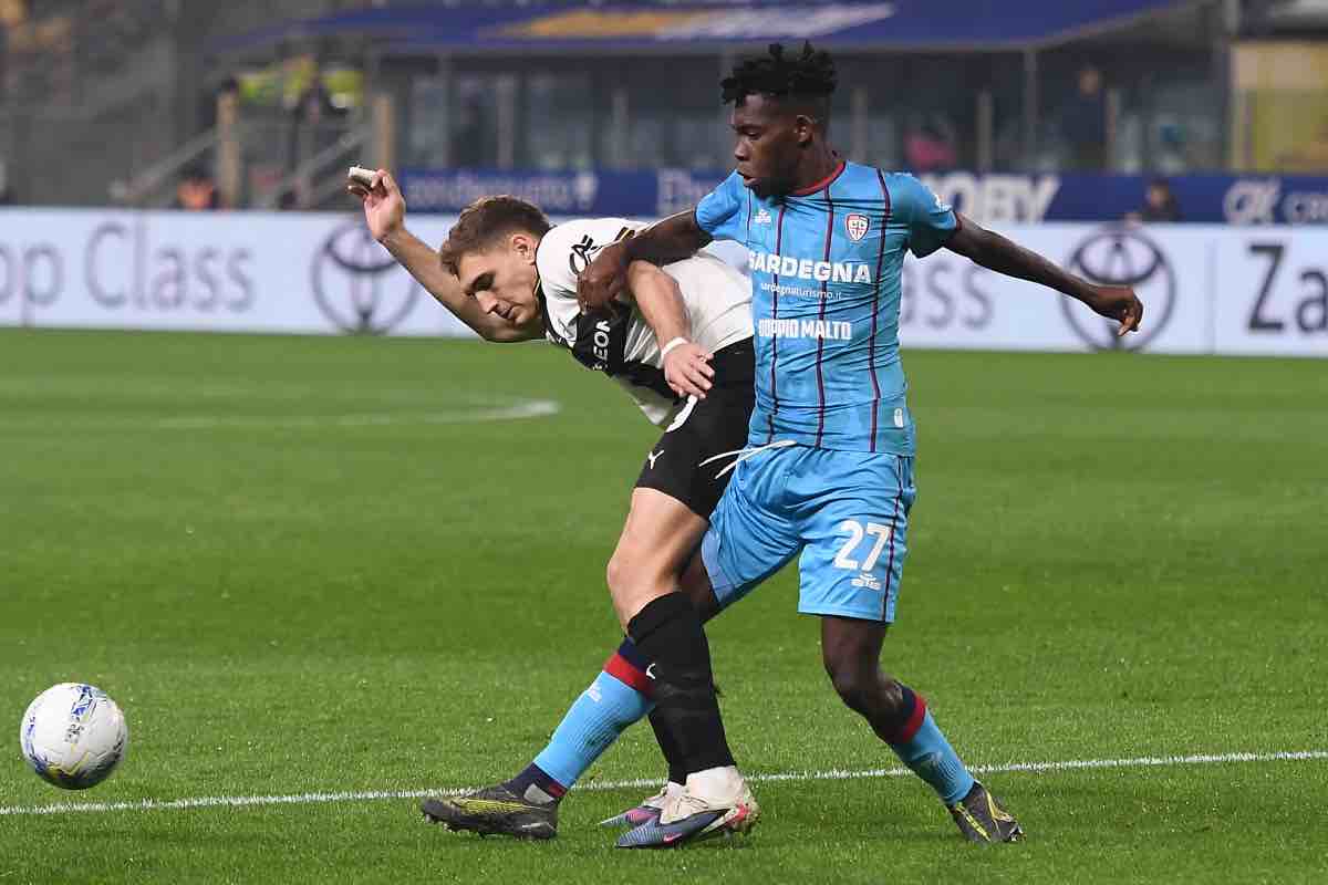 Joseph Liteta in contrasto su Mateo Pellegrino durante Parma-Cagliari