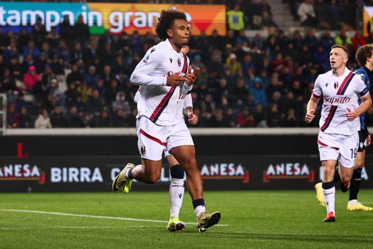 Joshua Zirkzee esulta con il Bologna