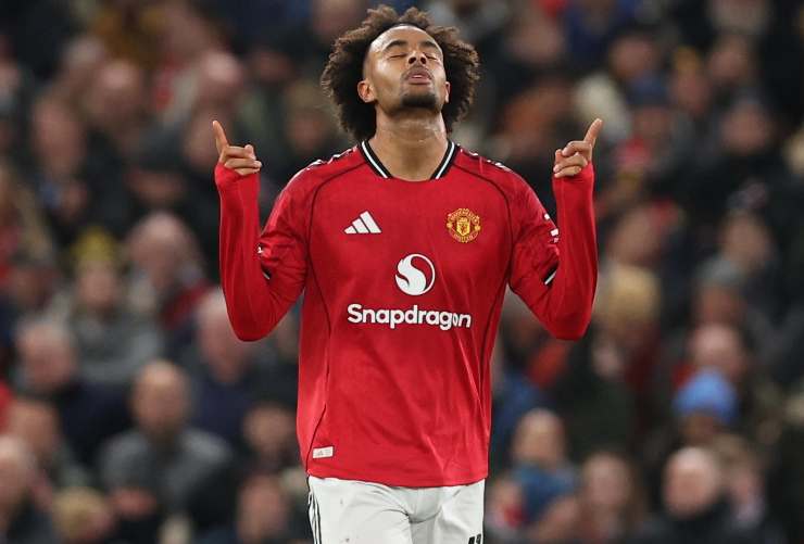 Joshua Zirkzee esulta con il Manchester United