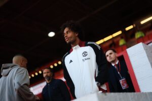 Joshua Zirkzee in tuta di allenamento del Manchester United