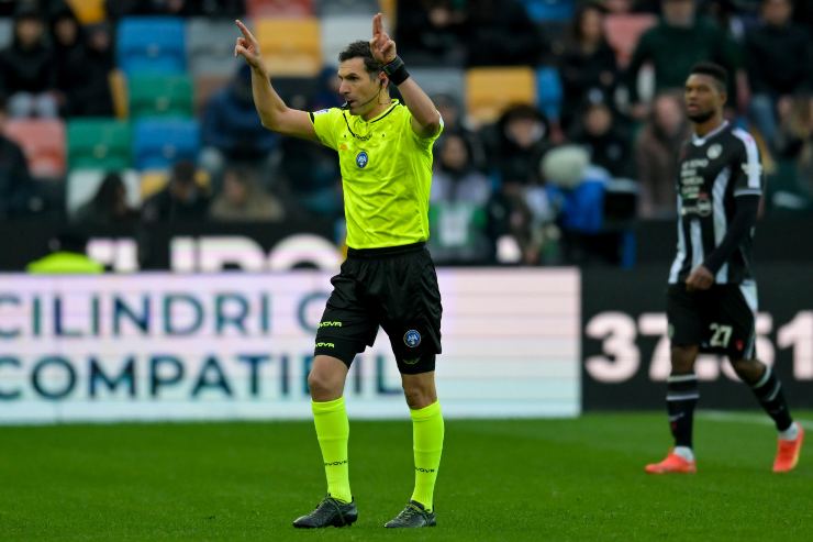 Juan Luca Sacchi fa il segno del VAR