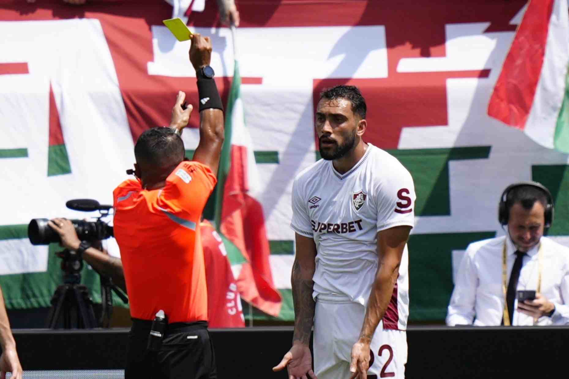 Juan Pablo Freytes prende un cartellino giallo