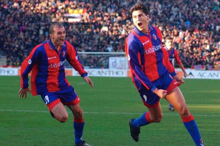 Julio Cruz festeggia dopo un gol