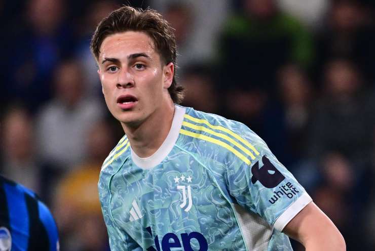 Kenan Yildiz con la maglia della Juve