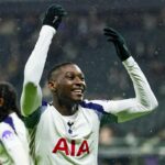 Kolo Muani esulta con la maglia del Tottenham