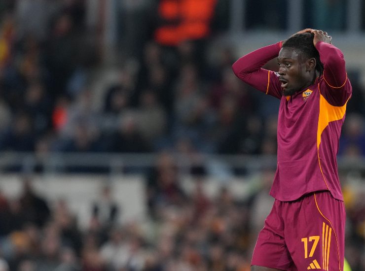 Kone con le mani in testa