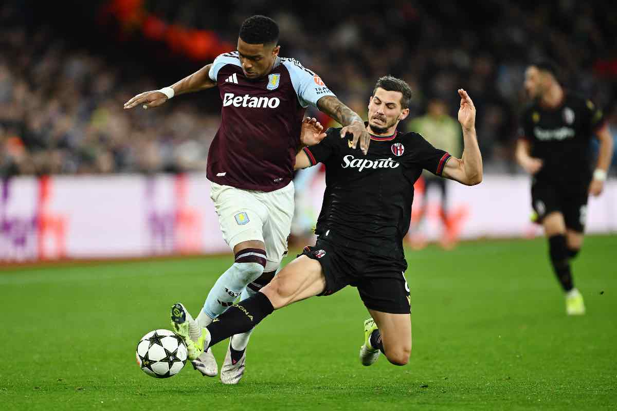Remo Freuler a contrasto con Ezri Konsa