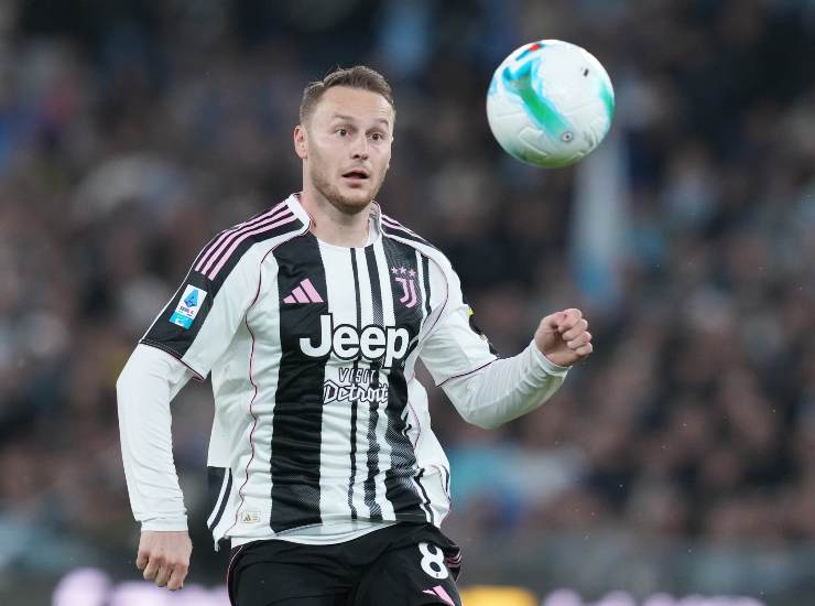 Koopmeiners osserva la palla