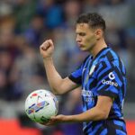 Kristjan Asllani con la maglia dell'Inter visibilmente nervoso