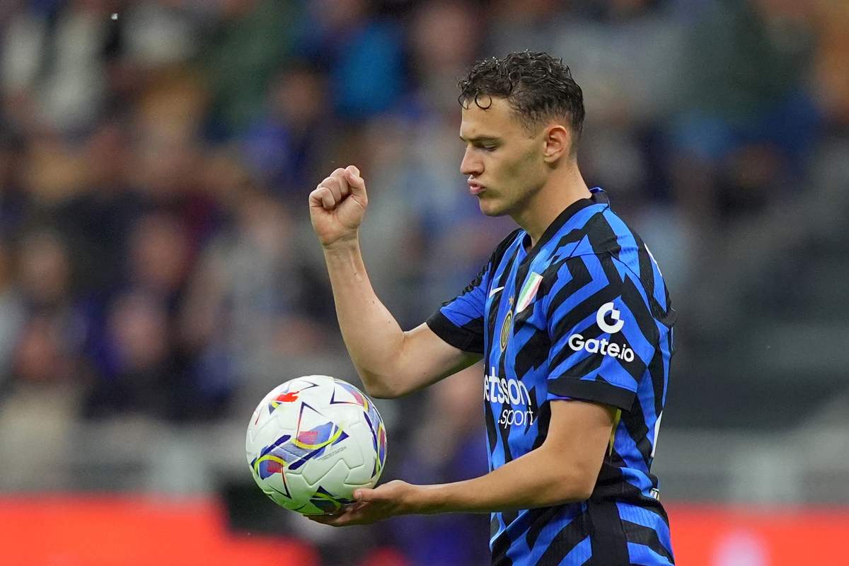 Kristjan Asllani con la maglia dell'Inter visibilmente nervoso