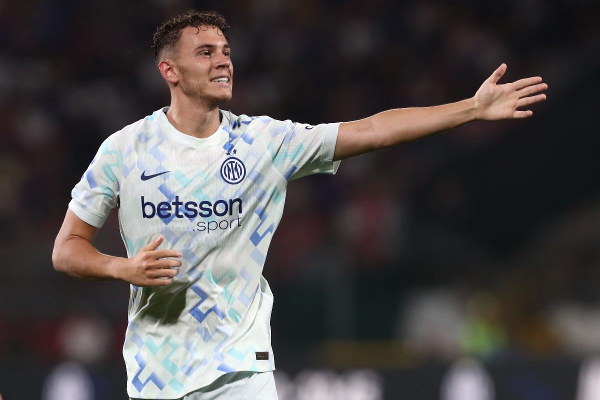 Kristjan Asllani con la maglia dell’Inter