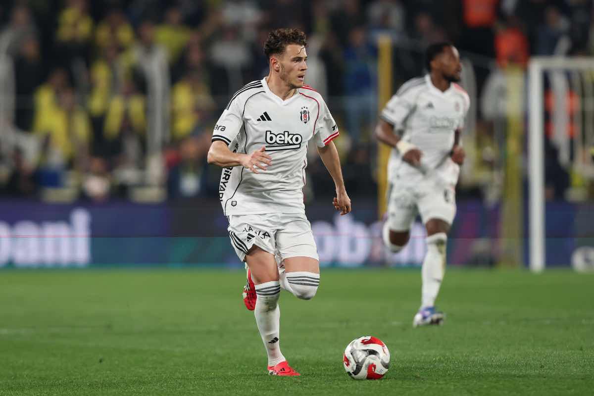 Kristjan Asllani, ex Inter, in azione durante Fenerbahce-Besiktas