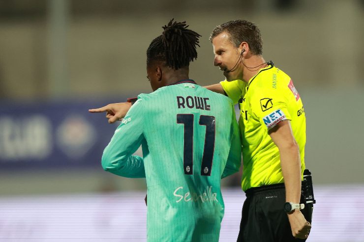 Federioco La Penna referee reacts and Jonathan Rowe of Bologna FC 1909 during the Serie A match between ACF Fiorentina and Bologna FC 1909 at Artemio Franchi on October 26, 2025 in Florence, Italy.