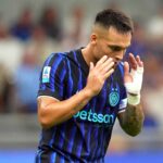 Lautaro con le mani in faccia