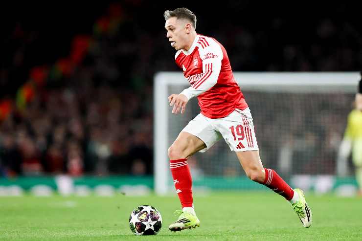 Leandro Trossard in azione con la maglia dell'Arsenal