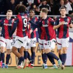 Lewis Ferguson festeggia con la squadra