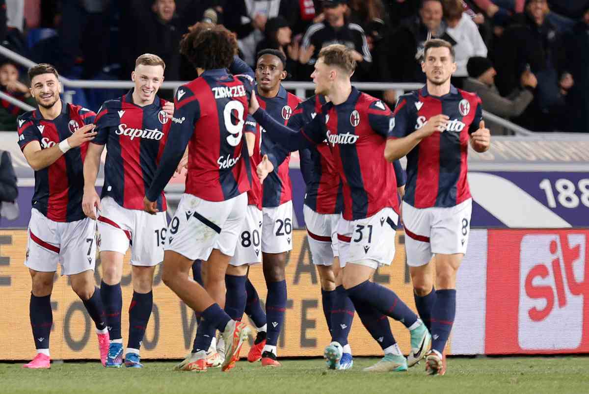 Lewis Ferguson festeggia con la squadra