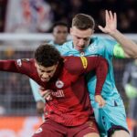 Lewis Ferguson lotta per il pallone