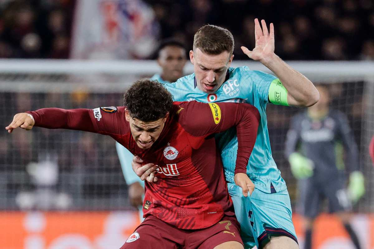 Lewis Ferguson lotta per il pallone