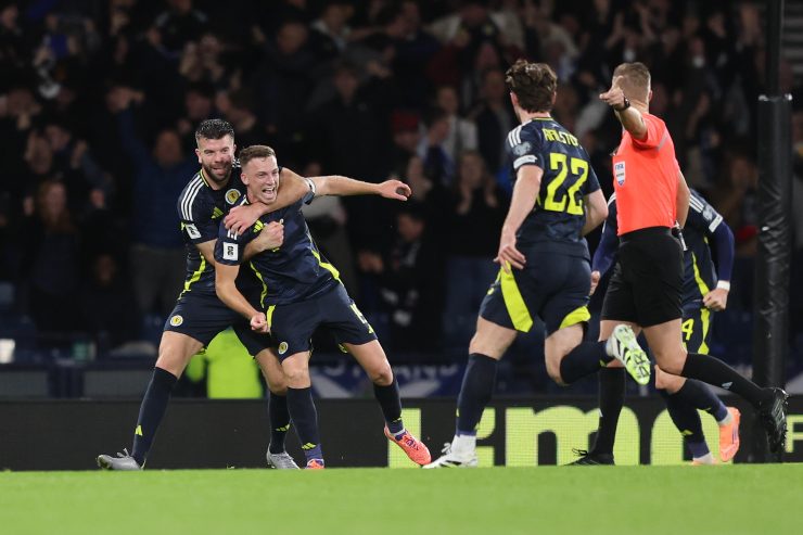 Lewis Ferguson abbracciato dalla sua Nazionale