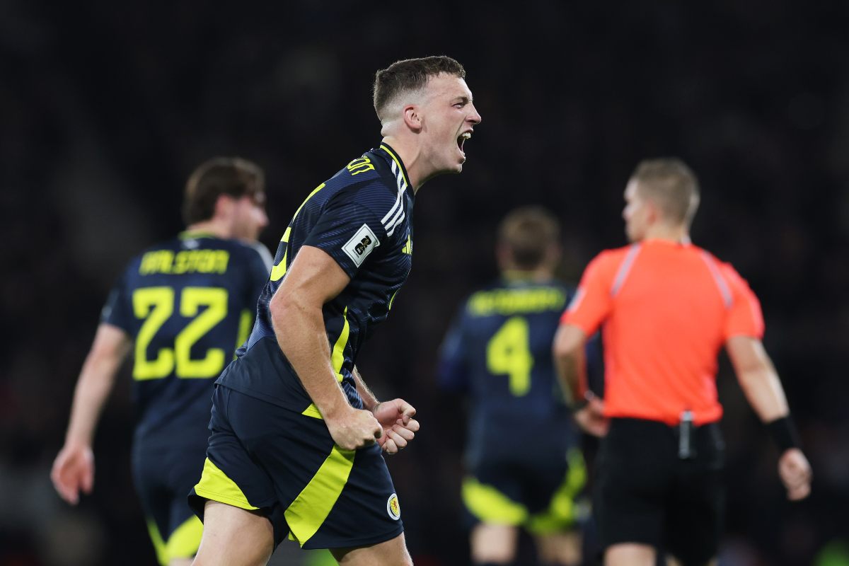 Ferguson esulta dopo il gol