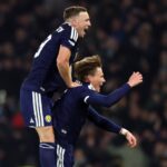 Ferguson esulta dopo il gol