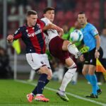 Lewis Ferguson e Cesare Casadei a contrasto durante Bologna-Torino